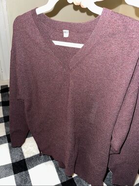 UNIQLO V-Neck Sweater in Plum Heather